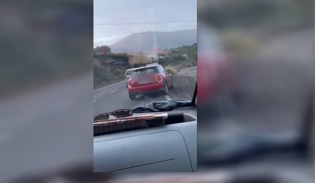 El conductor de un vehículo mini adelantó por la derecha y usando un decampado a otros dos coches en La Palma. DA
