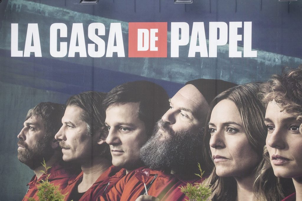 Cartel de la serie de La Casa de Papel en la sede de Netflix en España. Alejandro Martínez Vélez / Europa Press