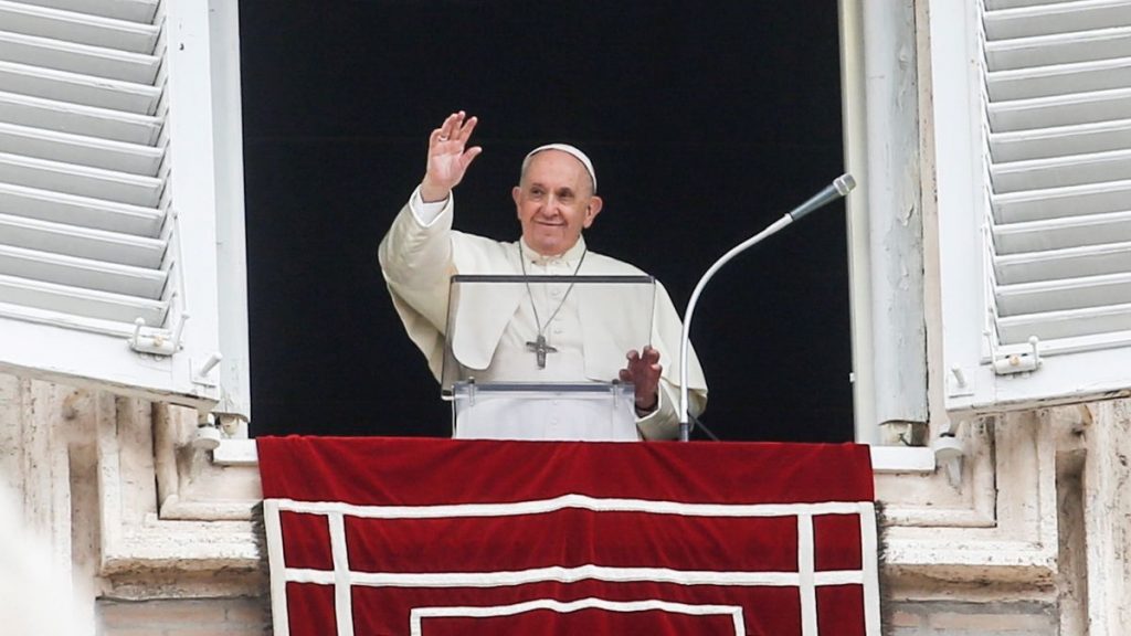 El papa Francisco saluda a la multitud en la plaza de San Pedro (Ciudad del Vaticano). Reuters