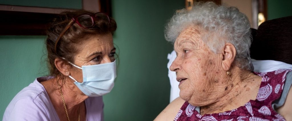 Consuelo y su madre, de 88 años, ayer, en una instalación aledaña a la residencia de mayores de Tazacorte. | F. Pallero