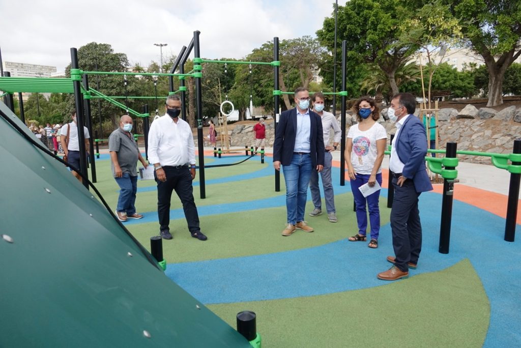 Un momento de la visita del alcalde y los concejales al parque, ayer.