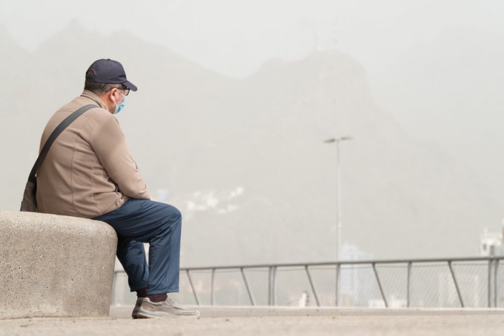 Un hombre sentado en un banco en Santa Cruz de Tenerife. FRAN PALLERO