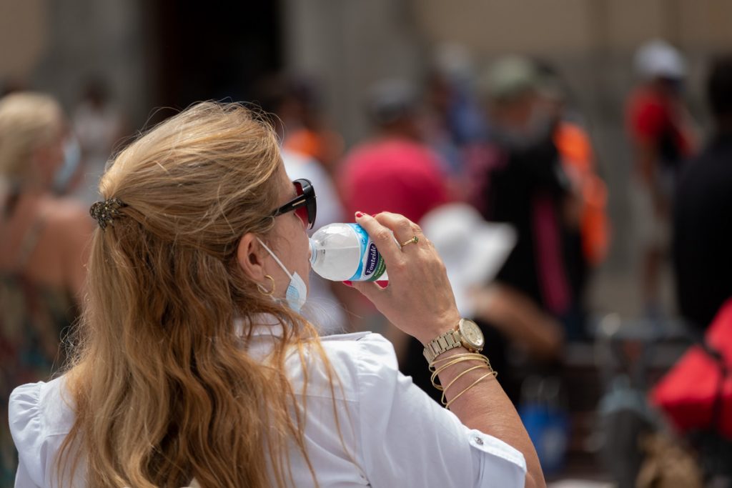 Una mujer bebe agua para refrescarse del calor en Tenerife (imagen de archivo). FRAN PALLERO
