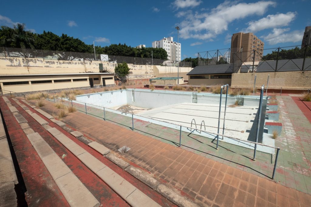 La piscina del CEIP Las Delicias fue cerrada en el año 2006 por Salud Pública. FRAN PALLERO