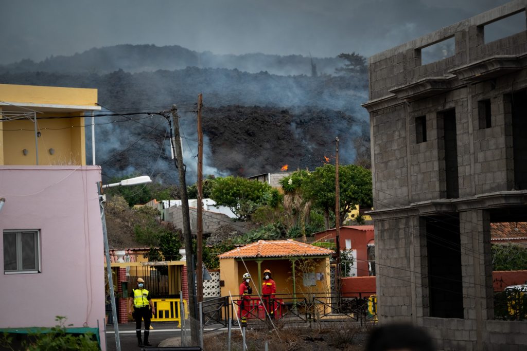 Casi 200 viviendas desaparecen bajo un muro de lava que avanza hacia el mar