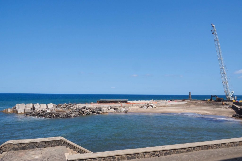 Vista actual de los trabajos que se están realizando en el dique del núcleo costero de Bajamar.