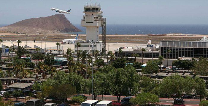 Altercado en el Tenerife Sur: insulta y golpea a un agente por no poder volar a Reino Unido