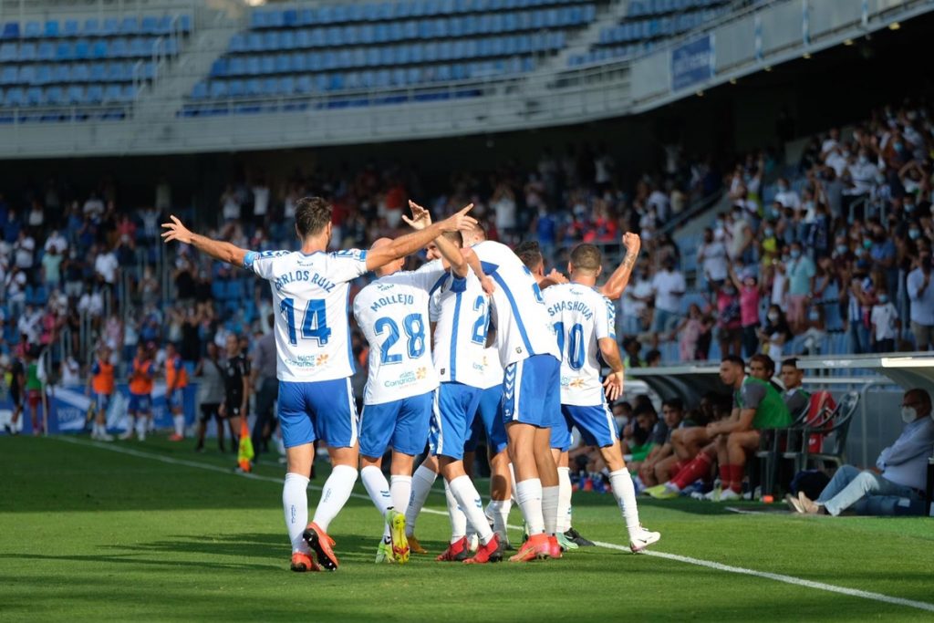 Los jugadores del Tenerife celebran uno de los goles ante la Ponferradina. / Fran Pallero
