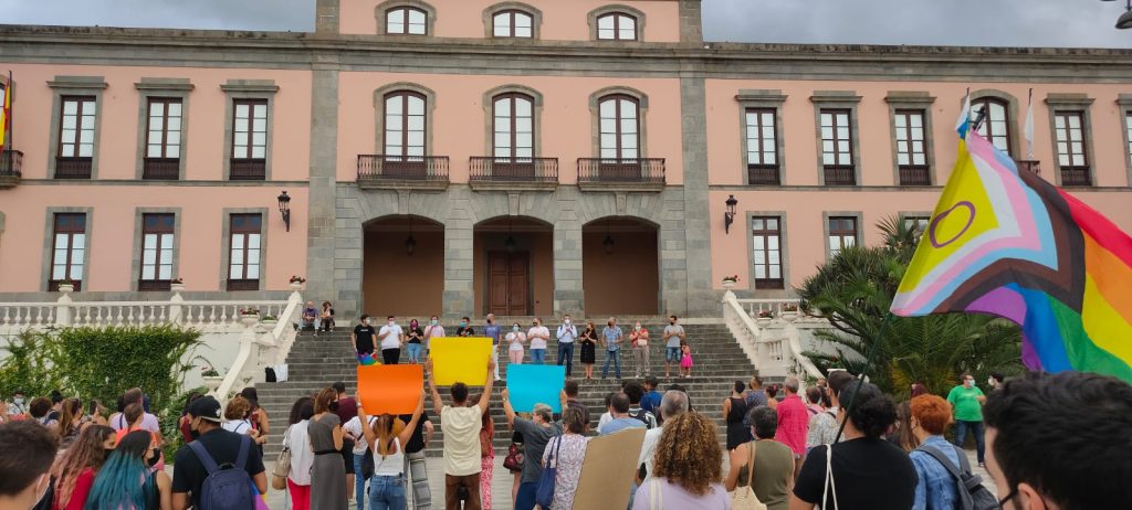 Concentración de repulsa contra la LGTBIfobia celebrada este lunes en la Plaza del Ayuntamiento de La Orotava. / DA