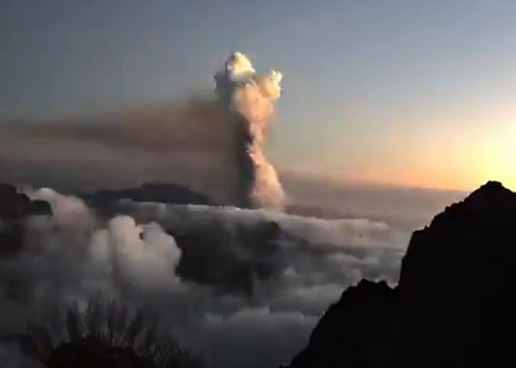 La erupción del volcán vista desde el Roque de Los Muchachos. Sky-Live.TV