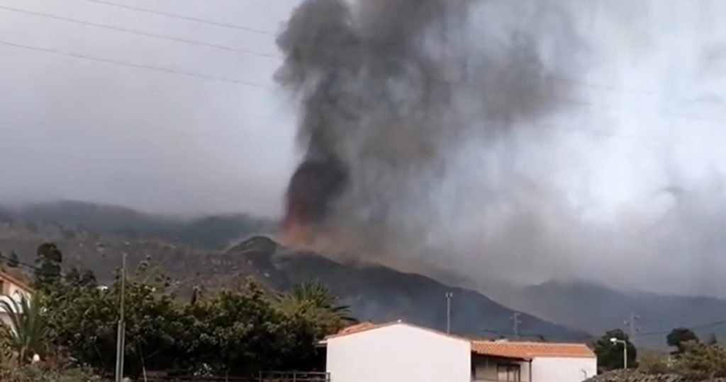 Nueva erupción en la boca principal del volcán de La Palma. | Involcan