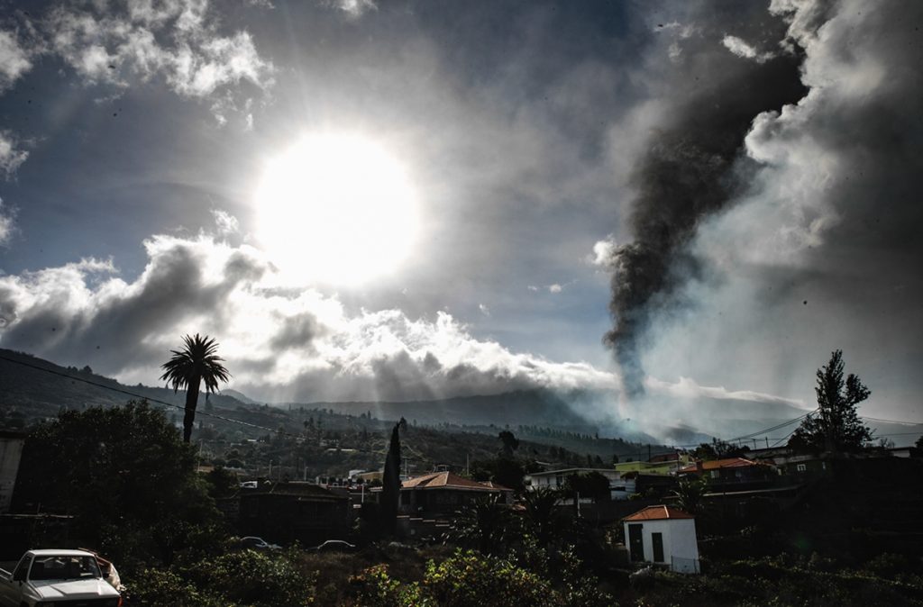 Vista general del volcán desde el núcleo urbano de Todoque, a 21 de septiembre de 2021. Kike Rincón / Europa Press