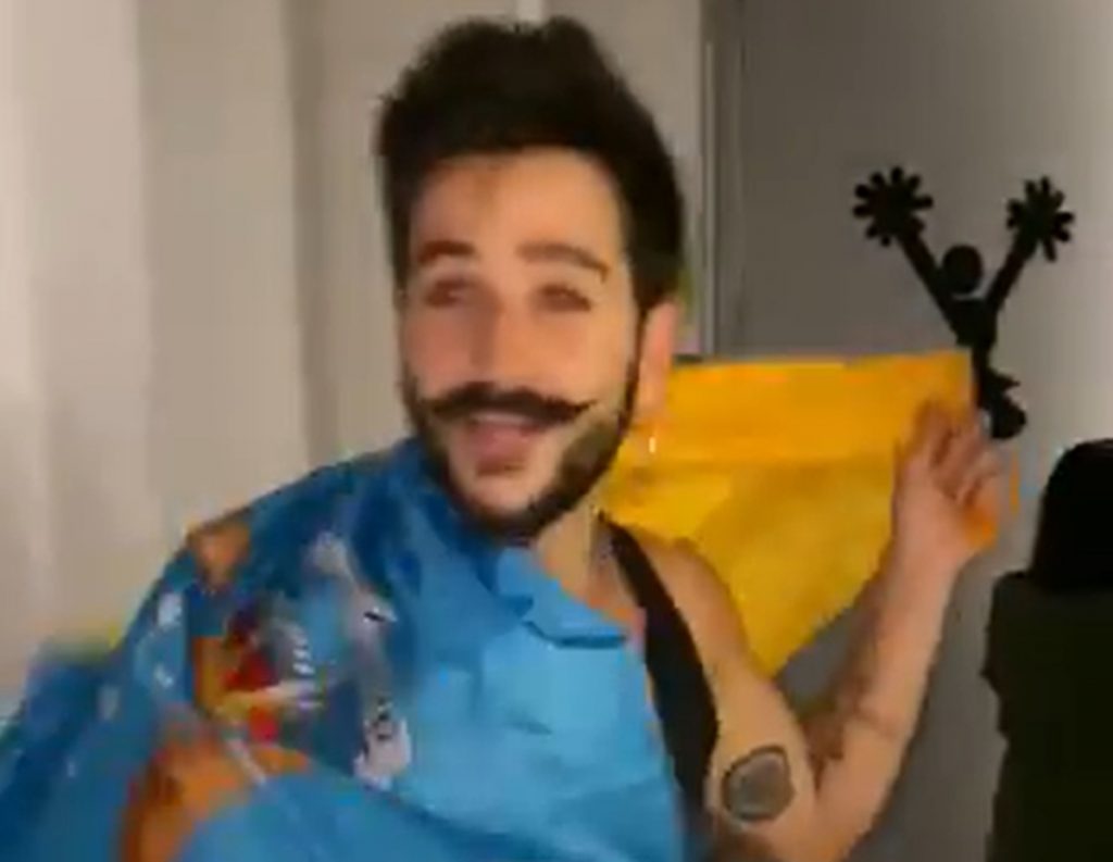 El cantante Camilo envuelto en la bandera de Canarias. Twitter