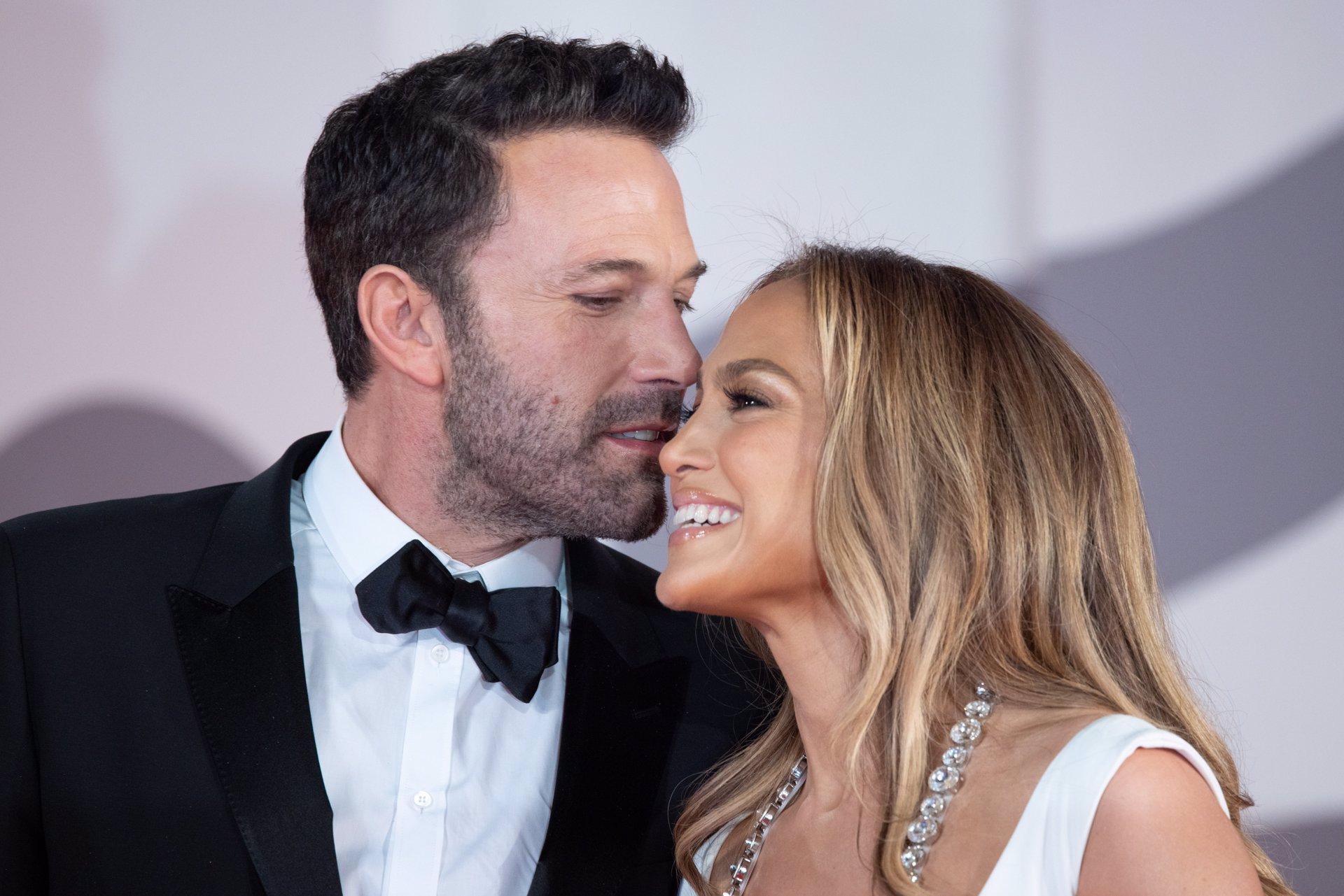 Jennifer López y Ben Affleck acaparan todas las miradas en su primer posado oficial. | EUROPA PRESS