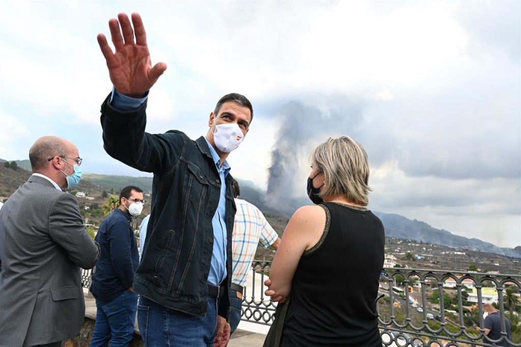 Sánchez visita las zonas afectadas por la erupción del volcán en La Palma