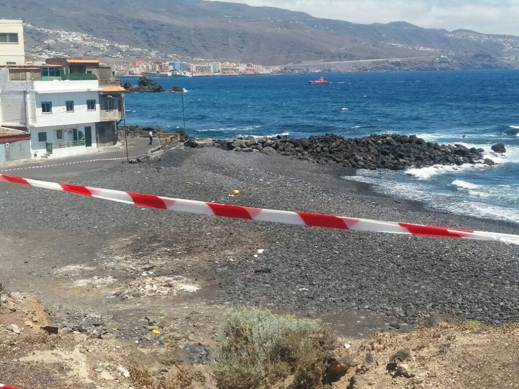 El vertido también obliga a prohibir el baño en la playa de Lima, en Arafo