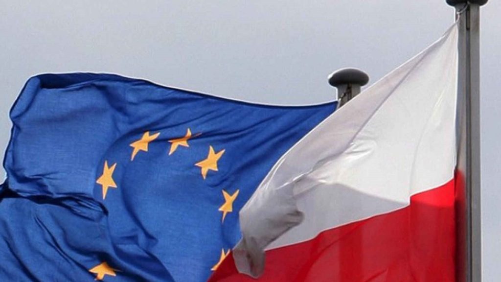 Banderas de la Unión Europea y de Polonia en una imagen de recurso