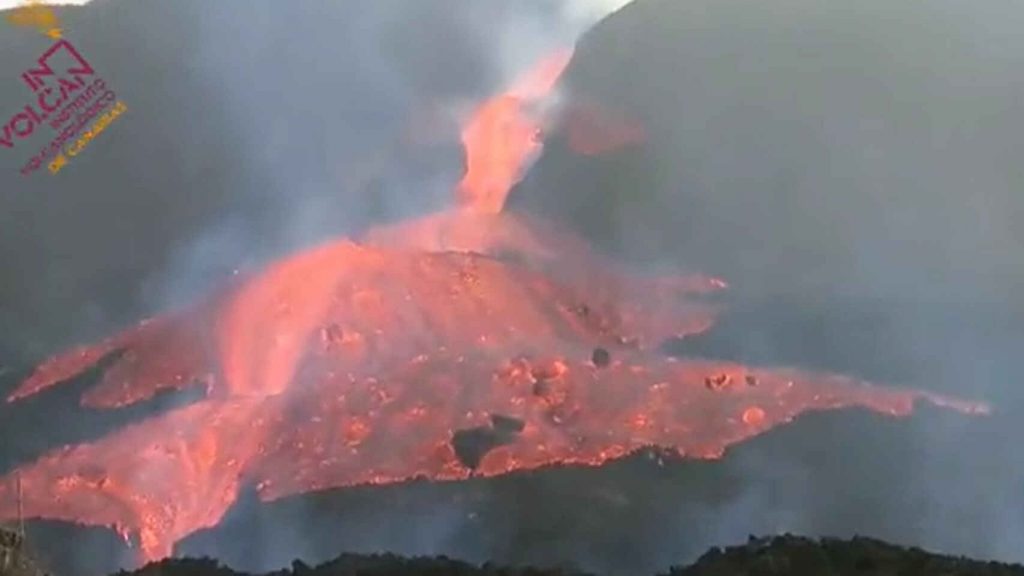La colada de lava se desborda en el cono principal del volcán