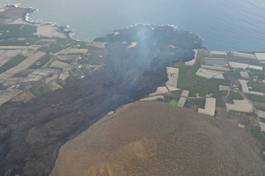 Imagen desde el aire de la colada del volcán de La Palma y del delta formado tras llegar la lava al mar