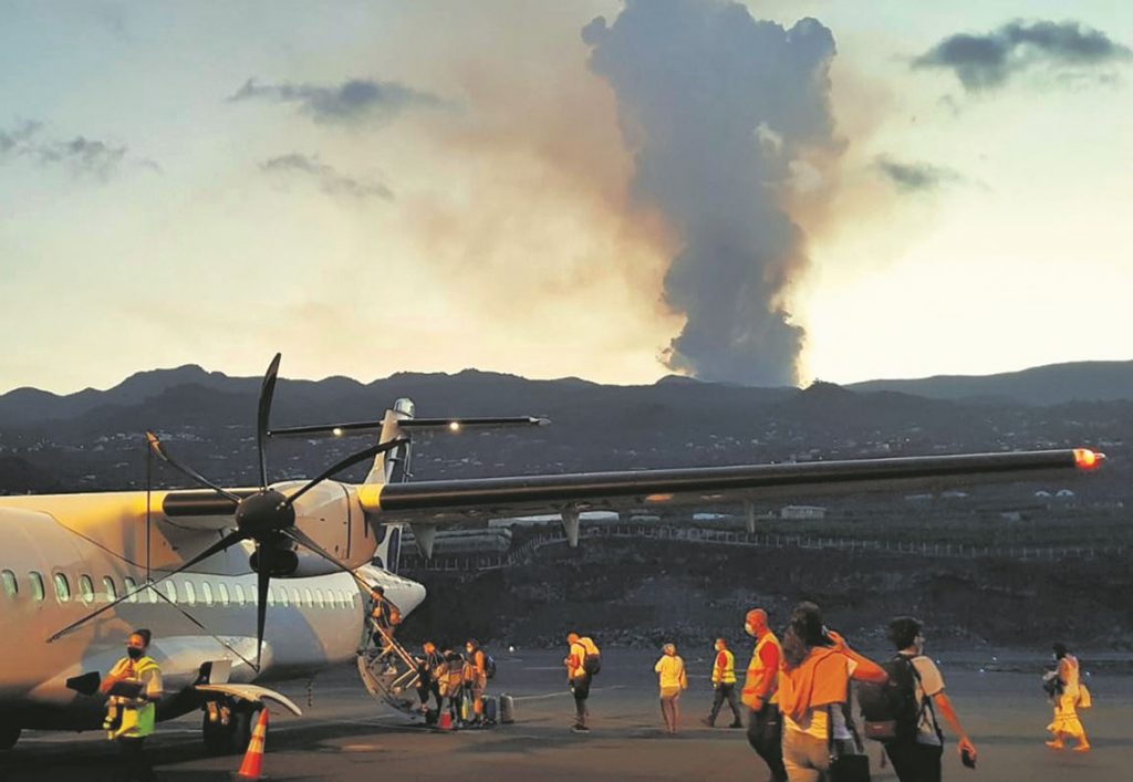 El aeropuerto de La Palma vuelve a sufrir los efectos del volcán