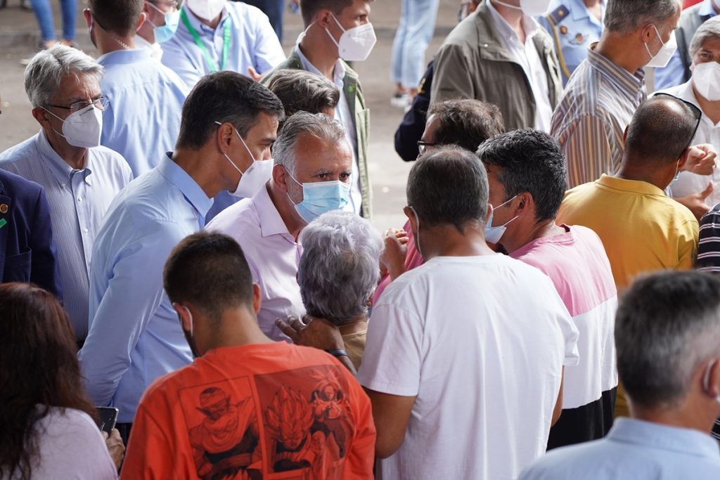 El presidente del Gobierno, Pedro Sánchez y el presidente de Canarias, Ángel Víctor Torres, visitan a los vecinos afectados por la erupción del volcán de Cumbre Vieja. Estefanía Briganty / Europa Press