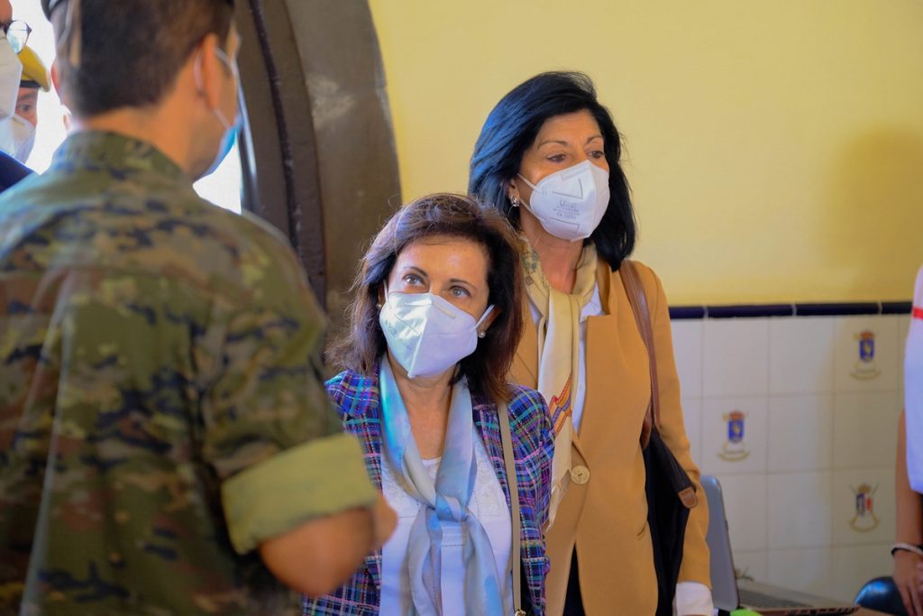 La ministra de Defensa, Margarita Robles, durante una visita a las instalaciones del Acuartelamiento El Fuerte, en Breña Vieja