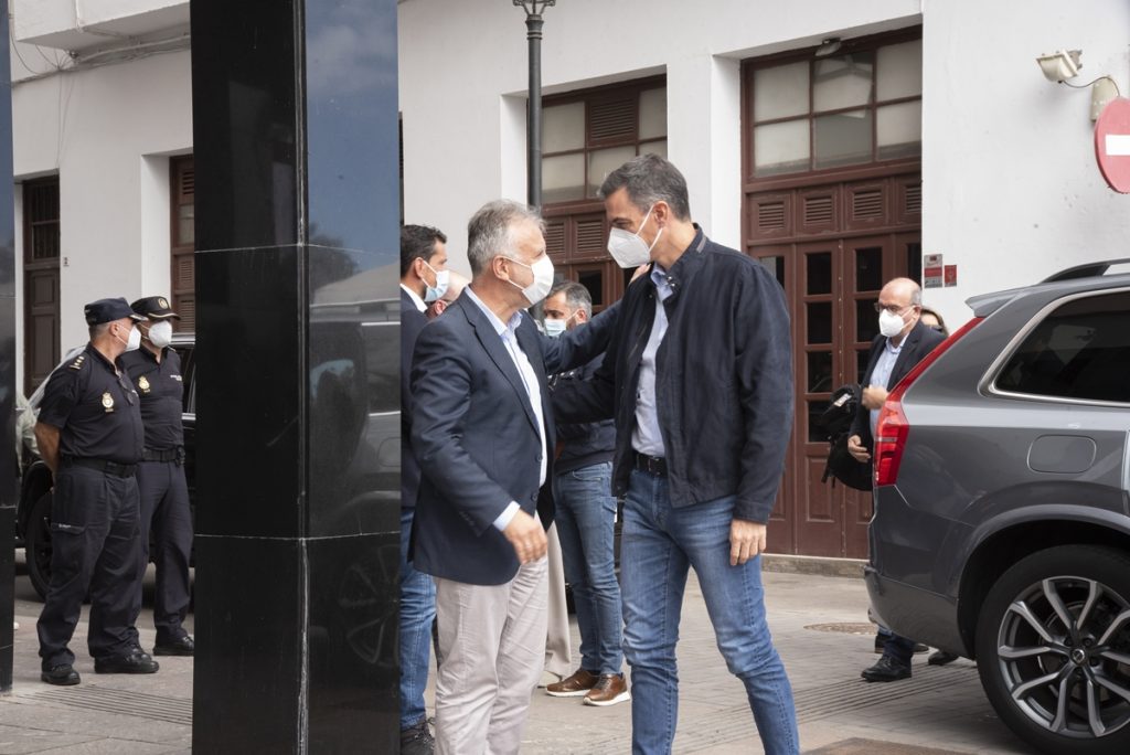 El presidente de Canarias, Ángel Víctor Torres (i), recibe al presidente del Gobierno, Pedro Sánchez (d). | Europa Press
