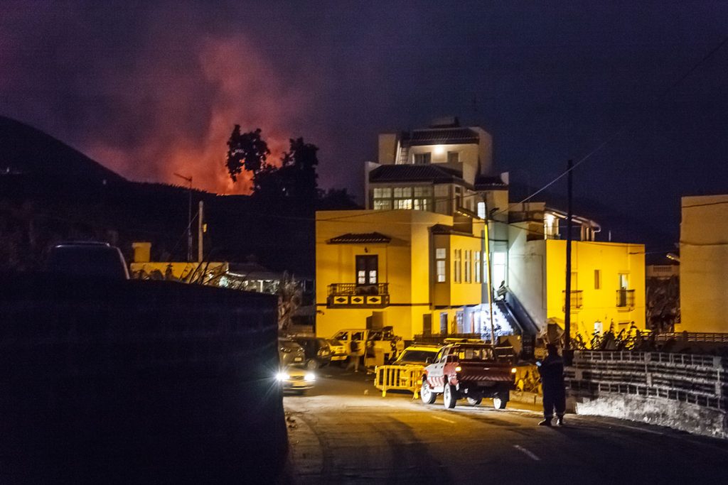 Evacuación de varios municipios de La Palma debido al avance de la colada