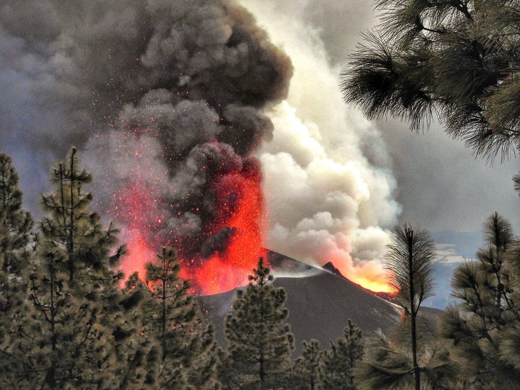 Fotografía del volcán de La Palma desde el mirador del Jable tomada por Carlos Lorenzo del IGME_CSIC
