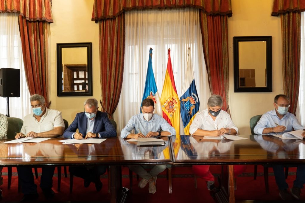 La firma del Protocolo se llevó a cabo en el Palacio de Salazar con los alcaldes y el titular del Cabildo junto a Franquis.