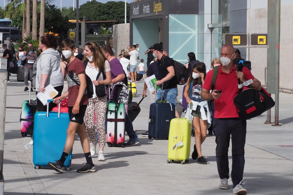 Canarias empieza a ‘levantar cabeza’ y el turismo acelera su recuperación. Sergio Méndez