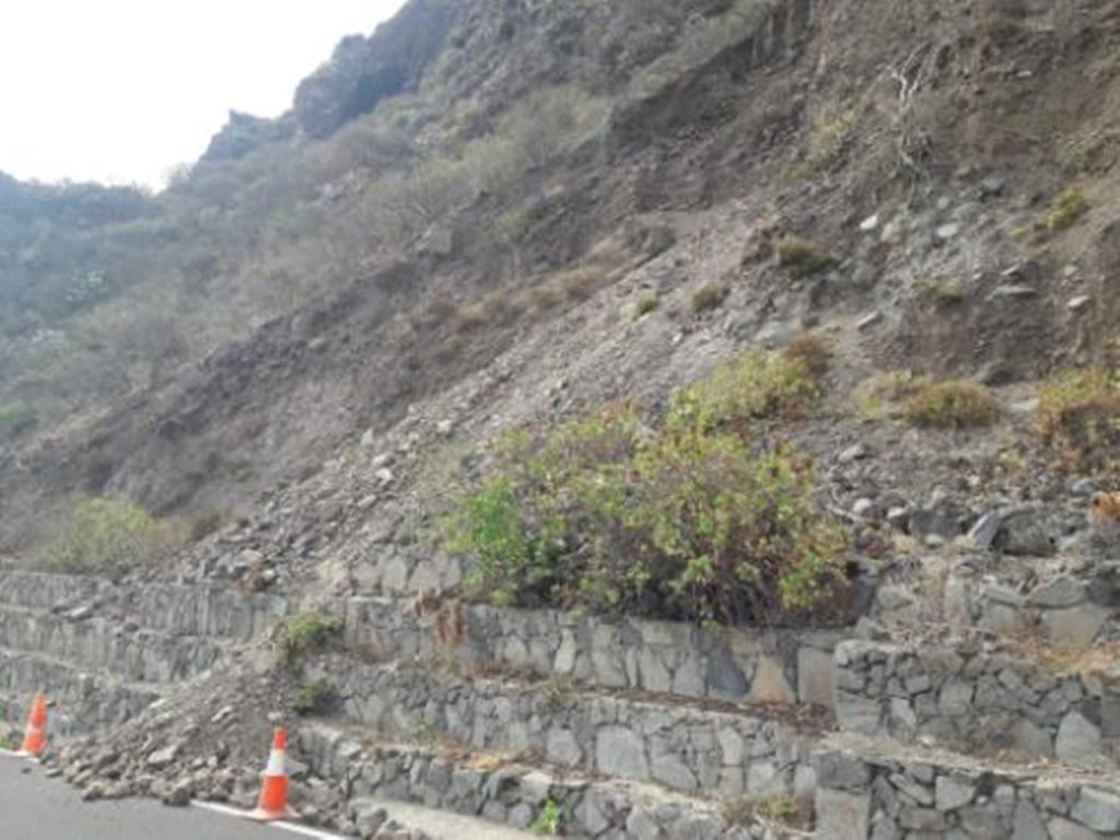 Reparan de urgencia un muro de contención en la Punta de Teno