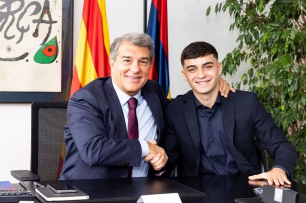 El presidente del FC Barcelona, Joan Laporta, y el jugador Pedri firman la renovación del internacional español hasta 2026