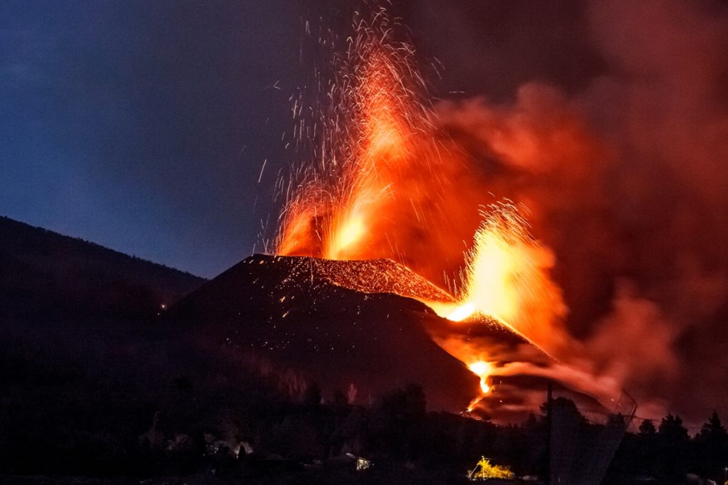 Lava y piroclastos emitidos por el volcán de Cumbre Vieja. EP