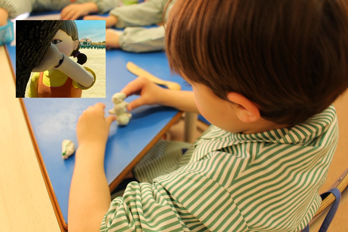 Imagen de recurso de un niño en un colegio. Arriba, en el recuadro, la recreación de una escena de El juego del calamar. Pixabay