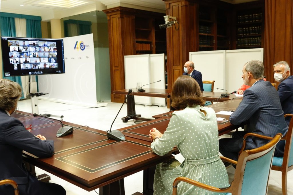 Felipe VI, acompañado de Ángel Víctor Torres, participa por videoconferencia en la reunión del Pevolca de ayer.