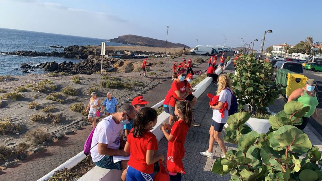 Más de medio centenar de voluntarios limpian la playa de Abades