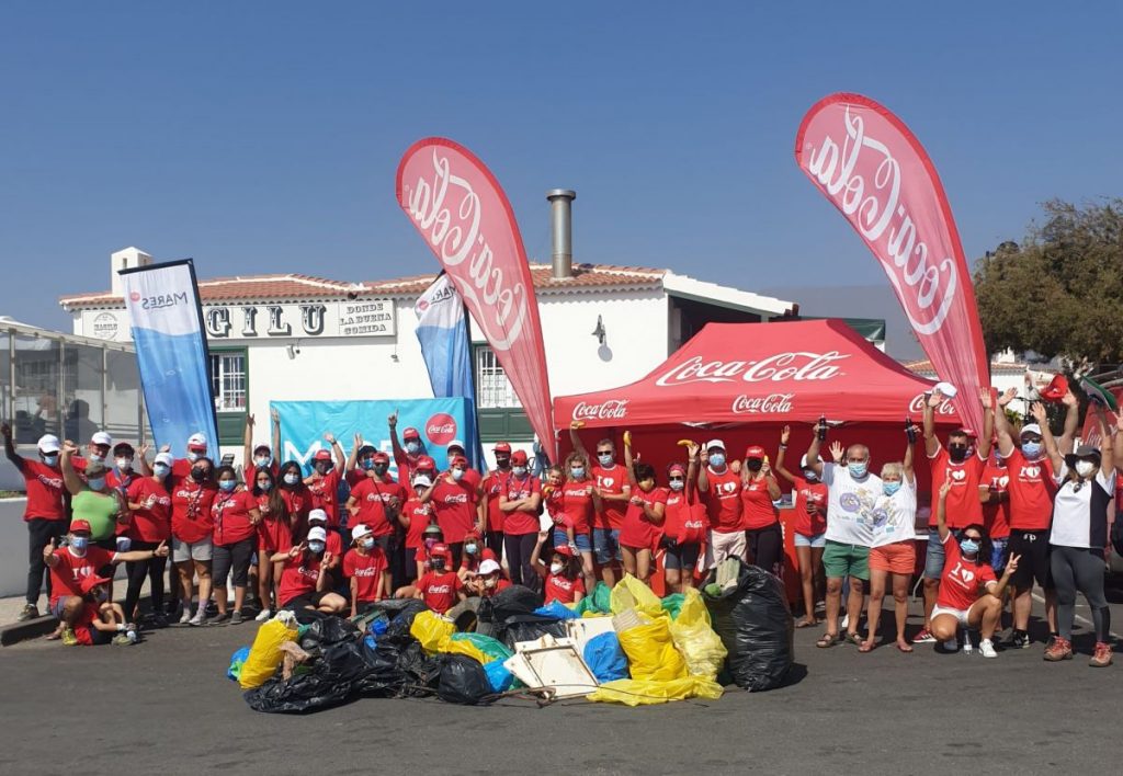 Más de medio centenar de voluntarios limpian la playa de Abades 