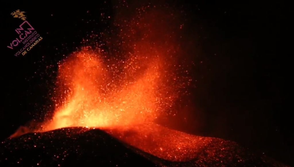 El volcán vuelve a expulsar lava en la noche de este sábado. Involcan