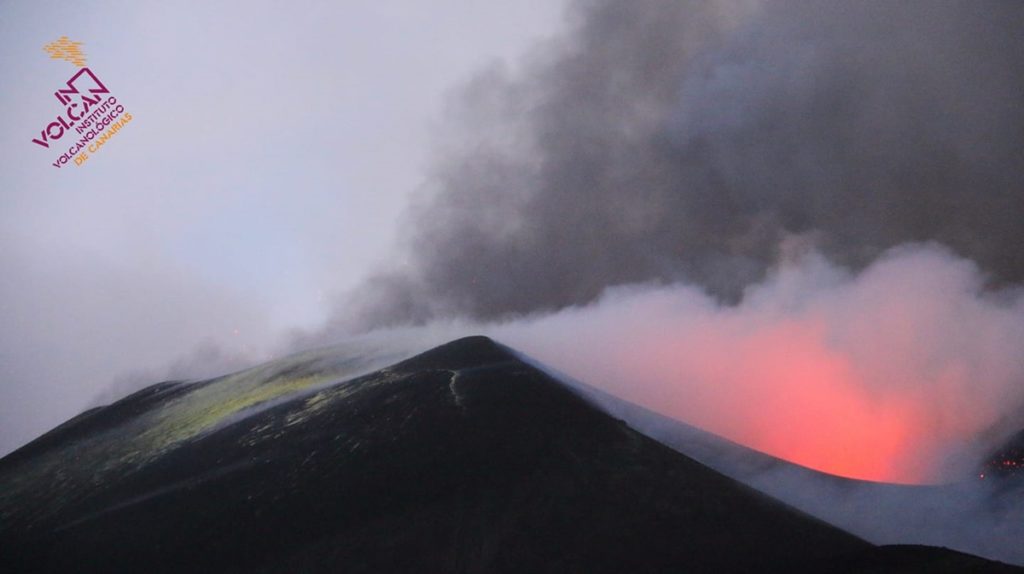 Cambia la dinámica del volcán tras la aparición de depósitos de azufre elemental