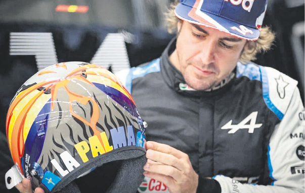 Fernando Alonso en el Gran Premio de Estados Unidos de Fórmula 1 apoyando a La Palma. DA