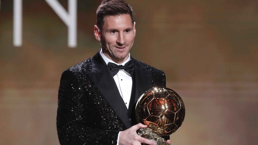 Leo Messi con su séptimo Balón de Oro. Reuters