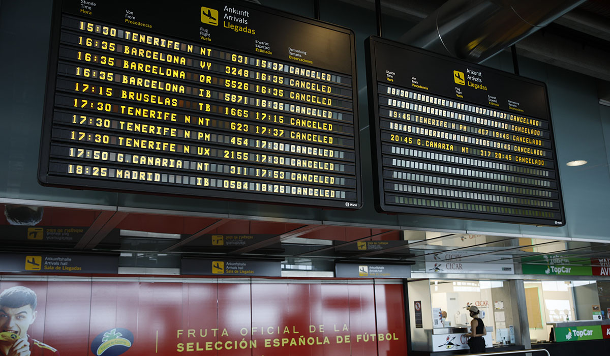 Panel de información de vuelos en el Aeropuerto de La Palma mostrando cancelaciones y desvíos por la calima en Canarias