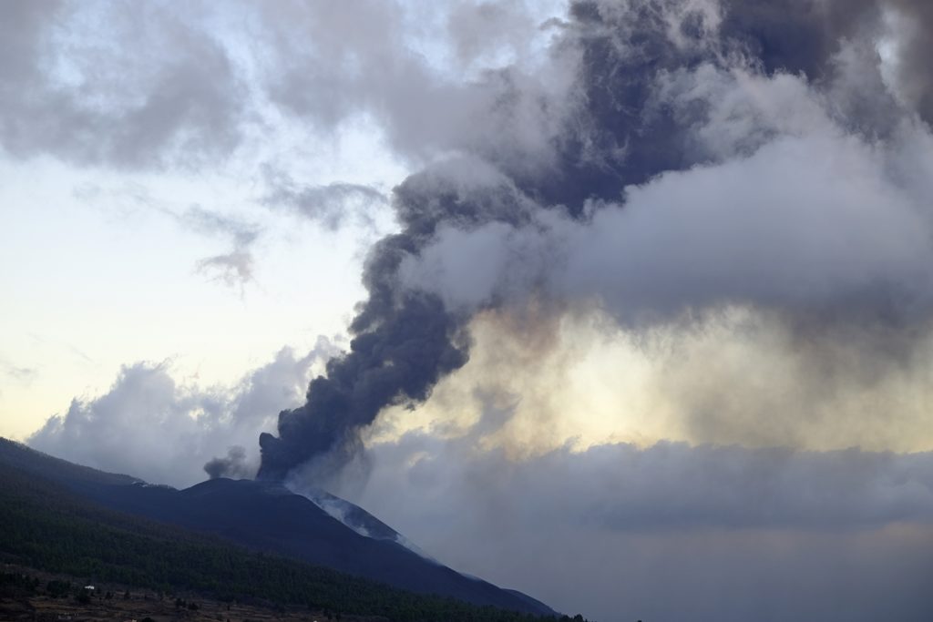 Una de las bocas eruptivas del volcán de Cumbre Vieja. EP