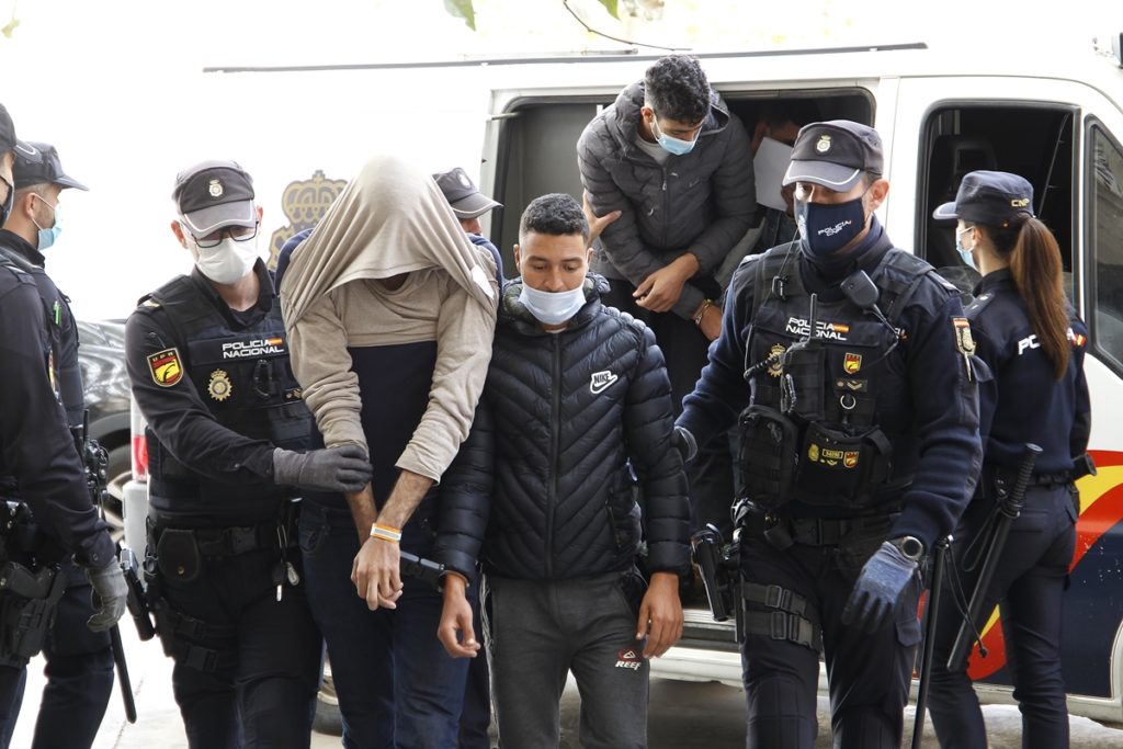 Dos de los marroquíes detenidos, a su llegada al Juzgado de lo Penal Nº 7 tras ser acusados por el episodio que el pasado viernes obligó a cerrar el Aeropuerto de Palma