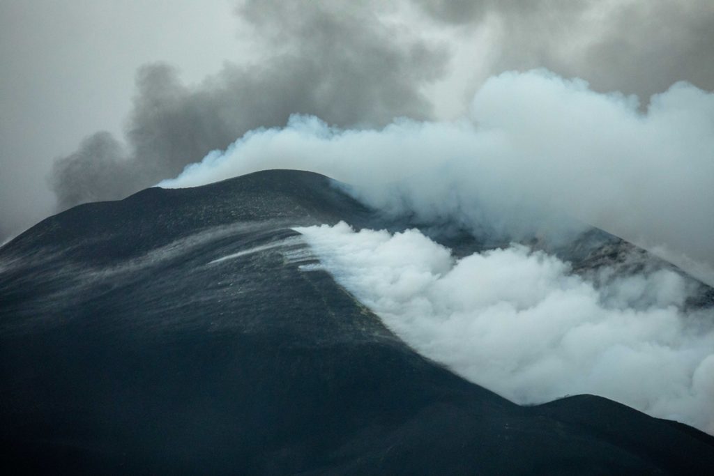 Nube de ceniza que sale del volcán de Cumbre Vieja, a 12 de noviembre de 2021, en Tacande de Abajo. Kike Rincón / Europa Press