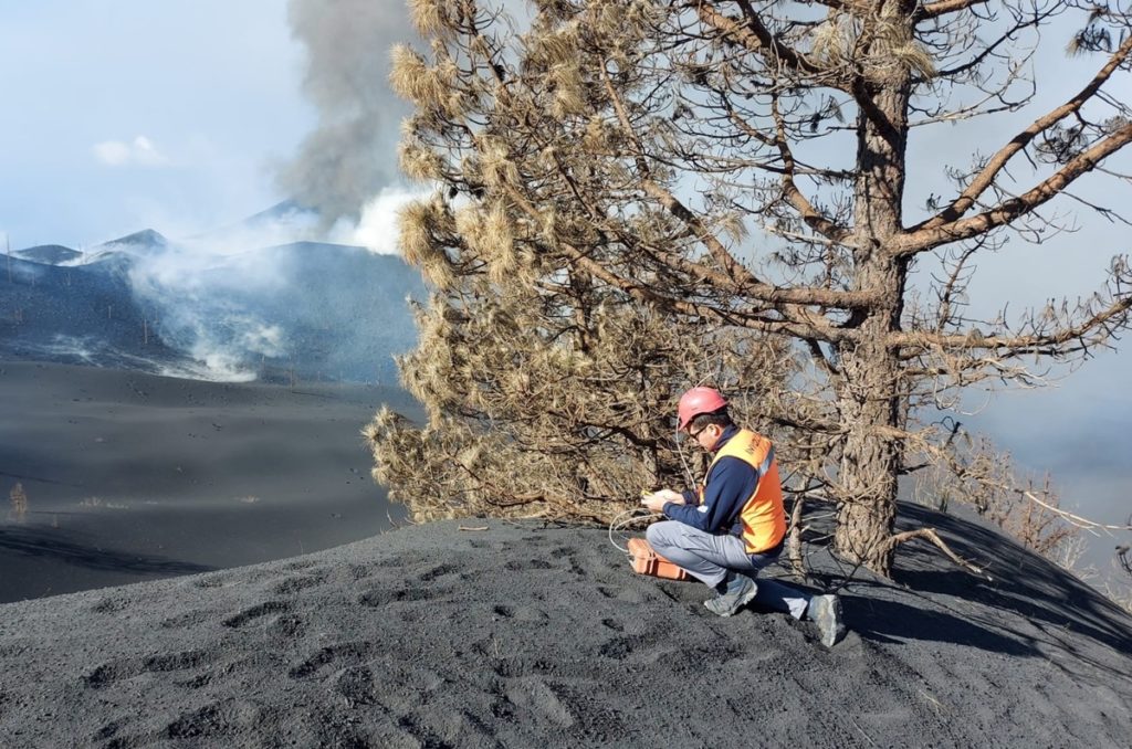 Un equipo de Involcan hace medidas de multigás en el penacho volcánico en los alrededores del Mirador Astronómico del Llano del Jable. Involcan