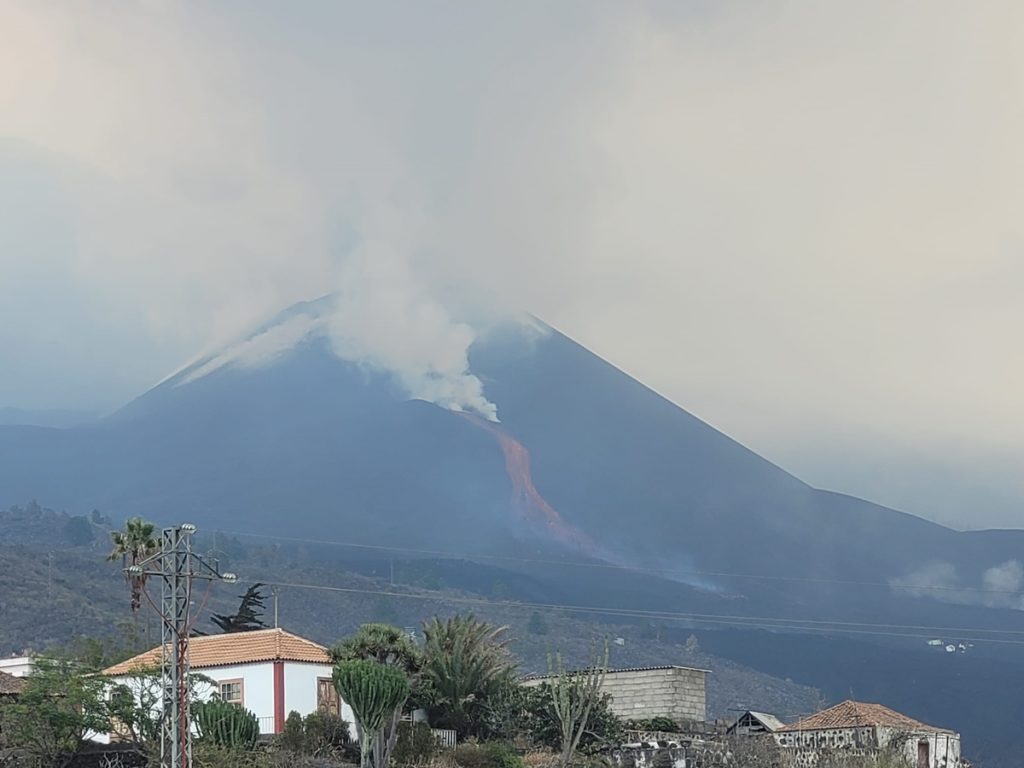 La colada de lava fluyendo por el flanco oeste de la fisura eruptiva. IGME