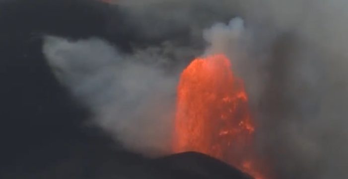 Surge una ‘fuente de lava’ en el volcán de La Palma