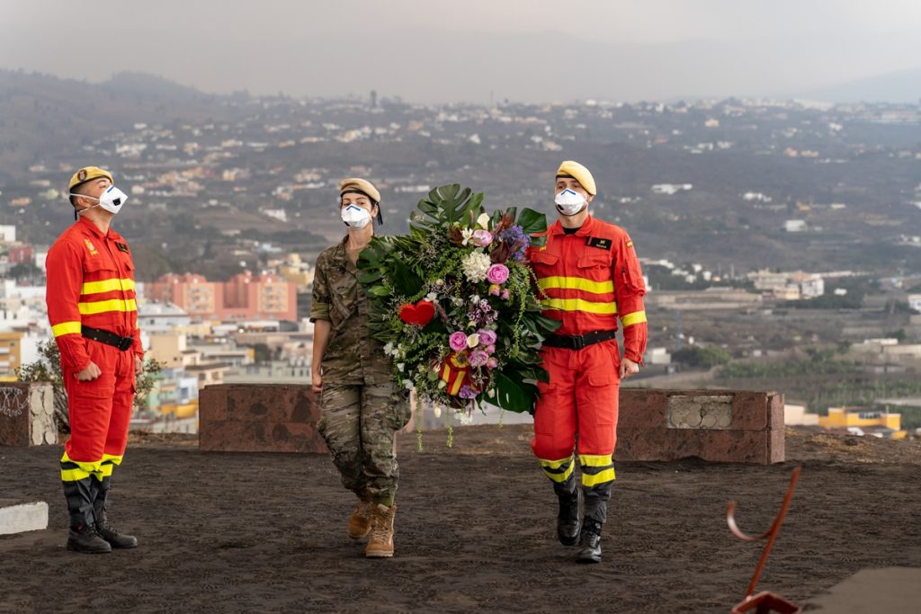 Varios militares participan en una ofrenda floral durante un homenaje a las personas fallecidas que se encuentran enterradas en cementerios afectados por la lava del volcán de Cumbre Vieja. Alexandre Diaz / Europa Press